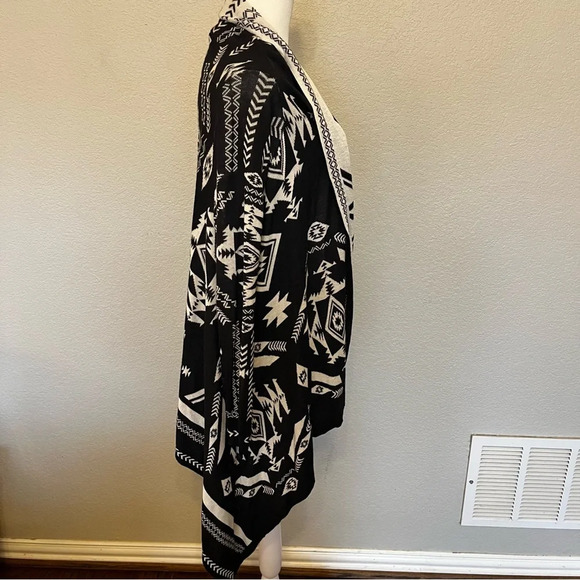 Black and White Aztec Patterned Women's Cardigan - Picture 12 of 14